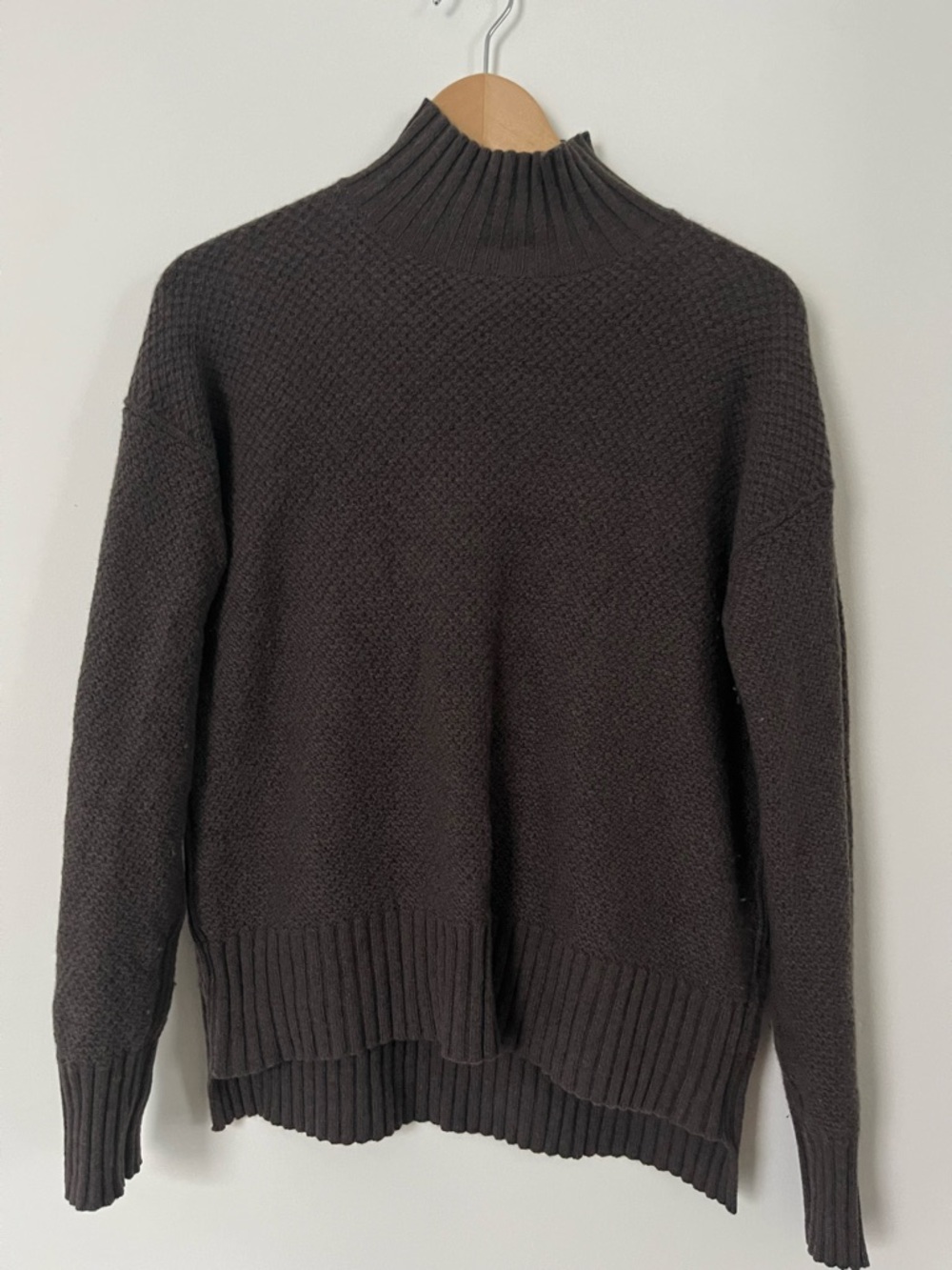 Everlane recashmere stroopwaffel sweater in carob green